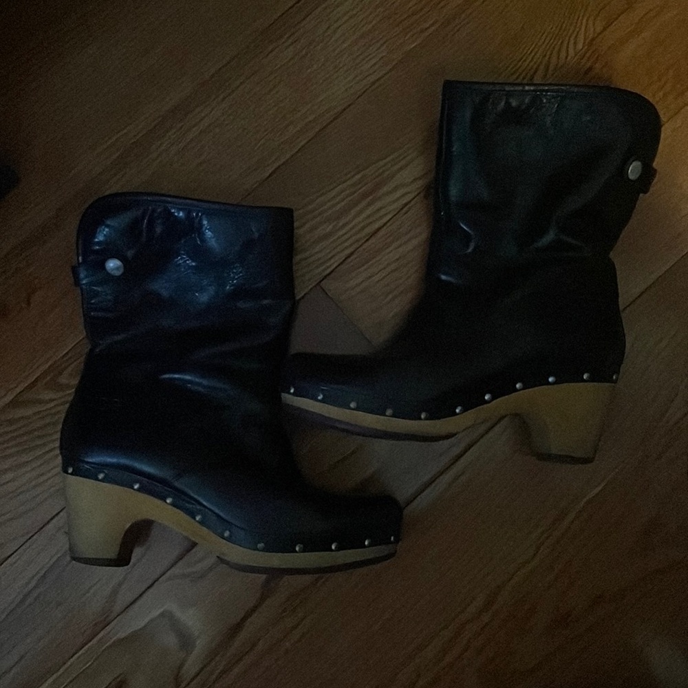 Ugg clogs. Very comfy and stylish